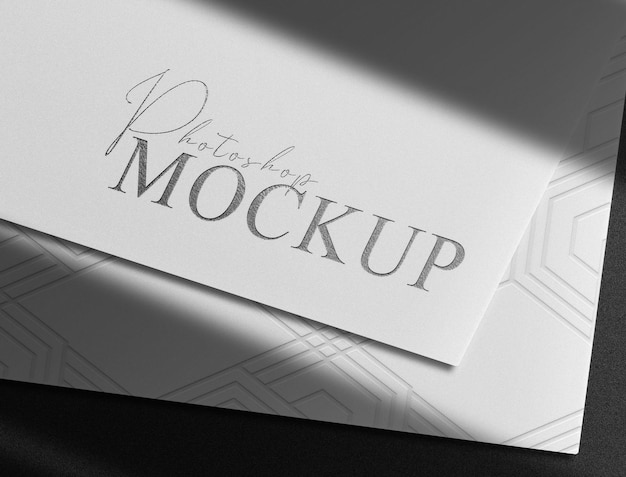 Luxe close-up zwart reliëf logo papieren mockup