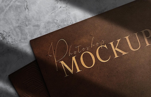 Luxe gouden reliëf logo mockup zwarte kaartstapel vooruitzicht