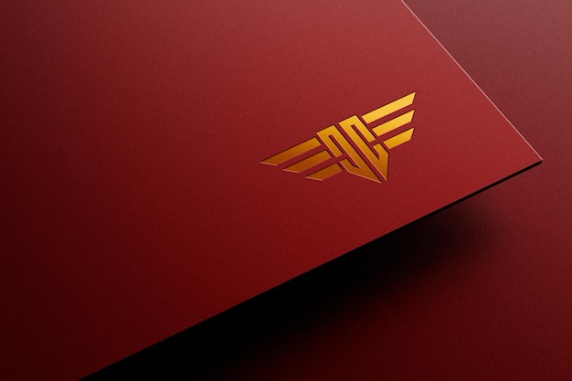 Luxe gouden vlek uv-logo mockup op rood papier