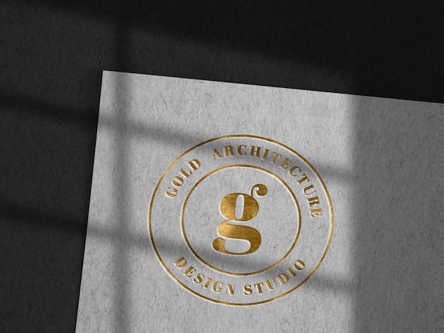 Luxe ingeslagen logo mockup op kraftpapier