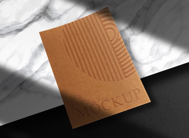 PSD mockup di carta goffrata in carta marrone di lusso