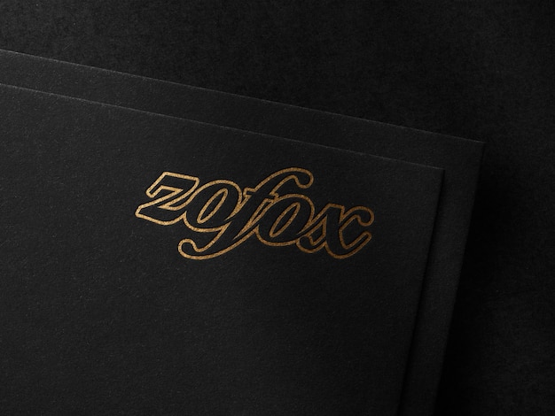 Роскошный макет логотипа с тиснением золотой фольгой на черной бумаге