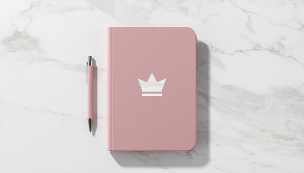 Роскошный макет логотипа на белом мраморном фоне розового дневника
