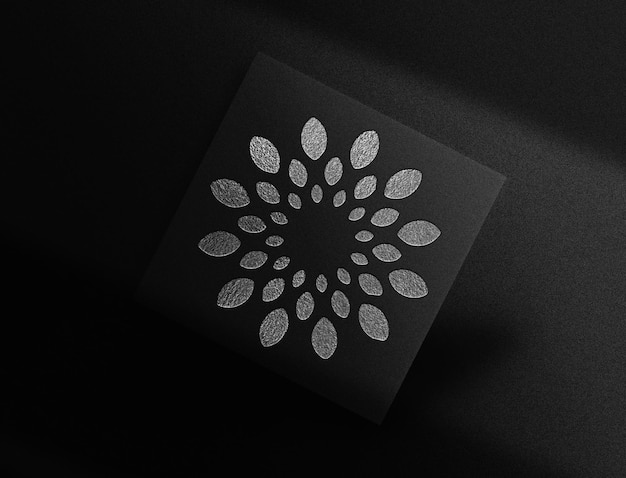 PSD Роскошный макет плавающей карты с тисненым серебристым логотипом