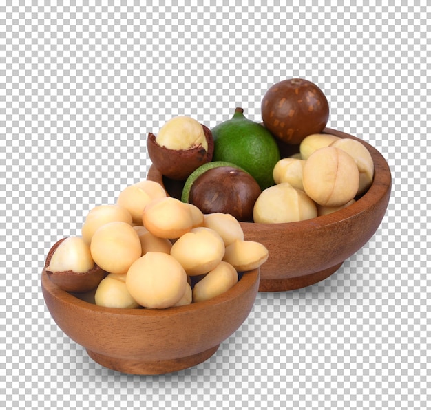 PSD Орехи макадамии в деревянной миске на белом фоне