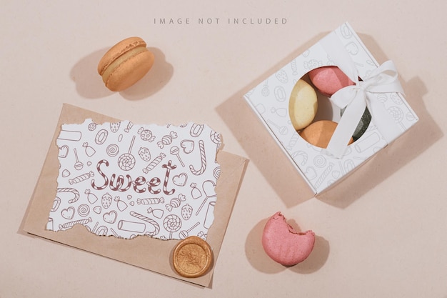 Torta di macarons in confezione regalo e lettera mockup su sfondo beige