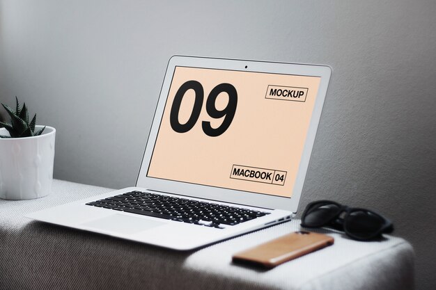 Macbook air sul tavolo mockup