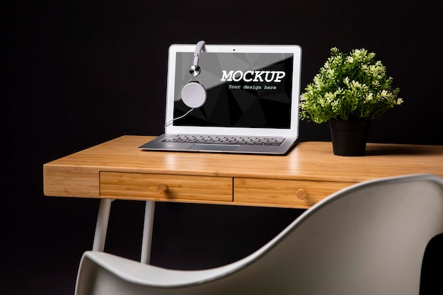 PSD macbook mock-up con cuffie