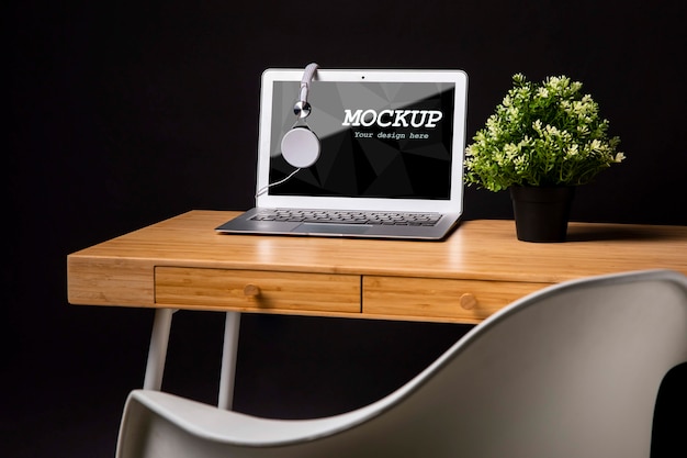 Macbook mock-up con cuffie