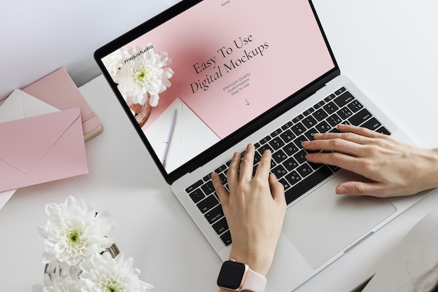 Mockup di macbook pro sull'area di lavoro femminile