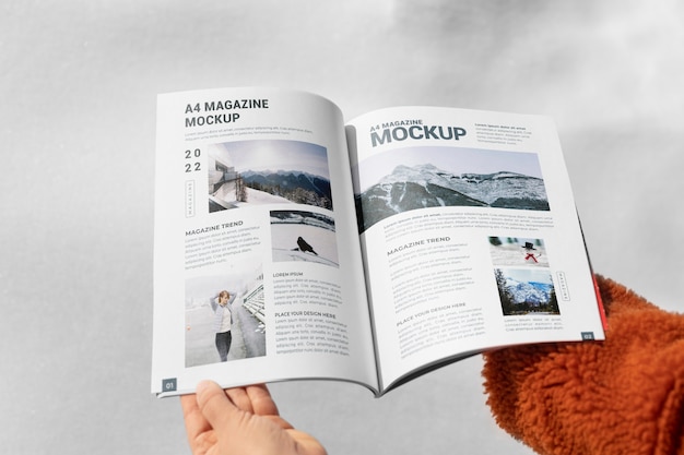 Mockup di rivista tenuto in mano