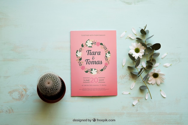 PSD mockup di rivista con cactus e fiori