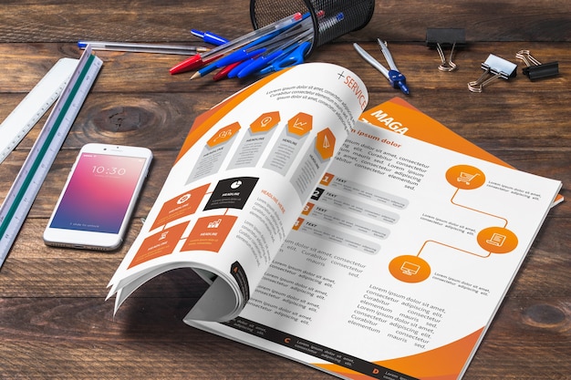 PSD magazine e smartphone mockup sul tavolo in legno con penne e righelli