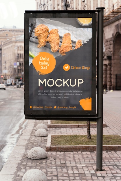 PSD makieta billboardu z jedzeniem w mieście