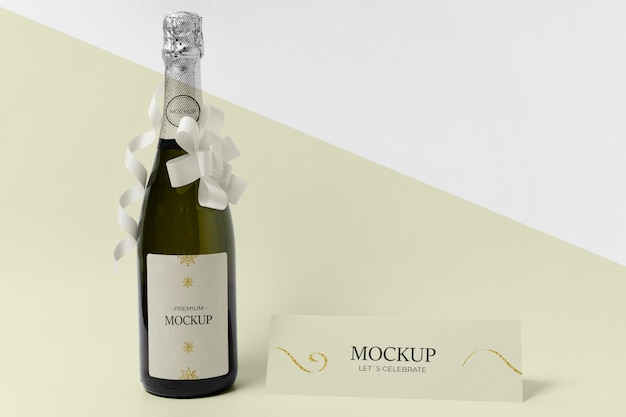 PSD makieta butelki szampana z białymi wstążkami i kokardkami