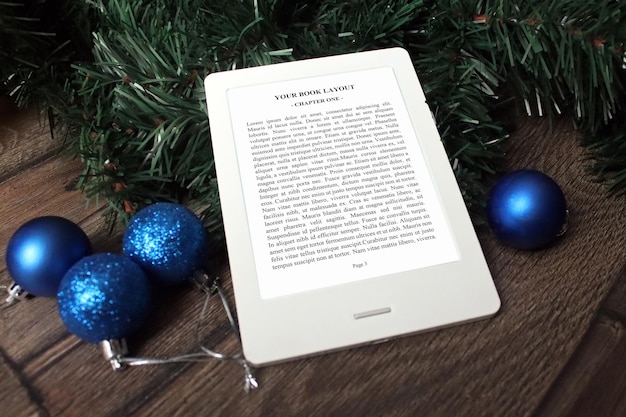 PSD makieta czytnika e-booków, gałąź choinki z dekoracjami świątecznych niebieskich kulek