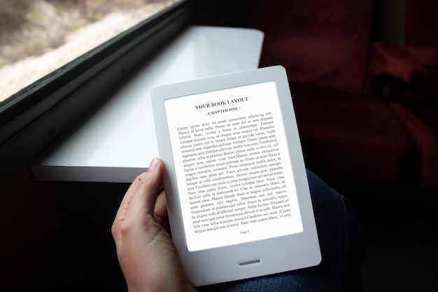 PSD makieta czytnika e-booków, ręka dziewczyny, czytanie