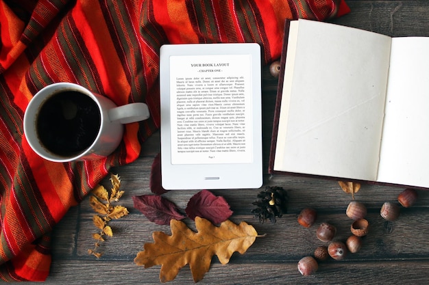 Makieta czytnika e-booków z jesiennymi liśćmi, szyszką, kawą, kasztanami i kocem, notatnik vintage