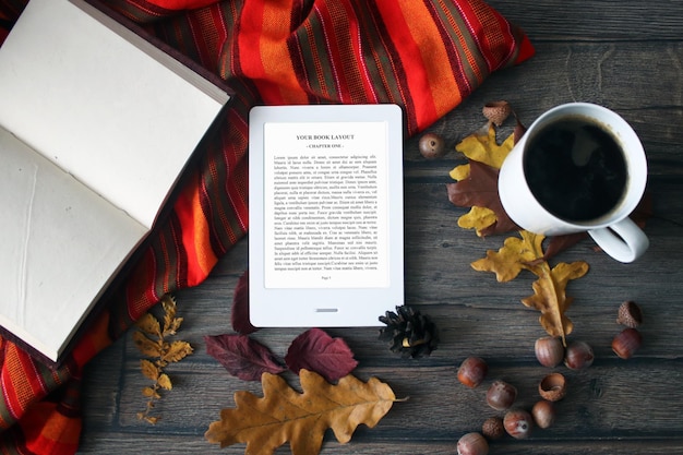 PSD makieta czytnika e-booków z jesiennymi liśćmi, szyszką sosnową, kawą, kasztanami i kocem, ciepła, przytulna atmosfera