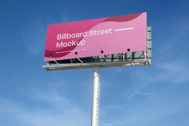 Makieta dużego billboardu na niebieskim niebie