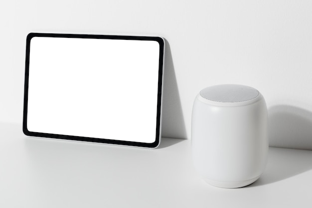 PSD makieta ekranu tabletu z inteligentnym głośnikiem