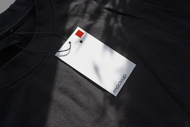 PSD makieta etykiety czarnej koszulki ze światłem słonecznym i cieniem