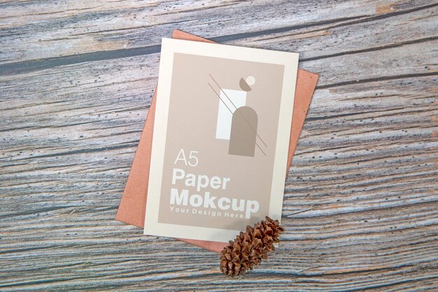 PSD makieta kartki z życzeniami papieru a5 na podłoże drewniane