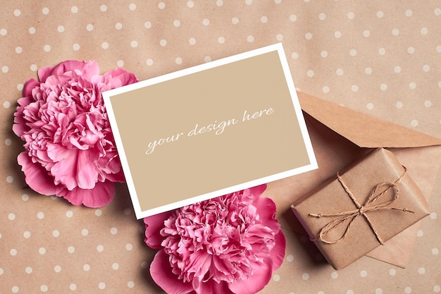 PSD makieta kartki z życzeniami z pudełkiem prezentowym, kopertą i różowymi kwiatami piwonii