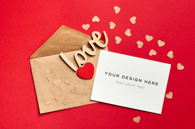 Makieta karty walentynkowej z kopertą i drewnianymi dekoracjami miłość i serce na czerwono