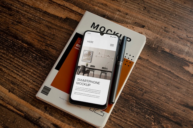 PSD makieta książki smartfona i czasopisma na drewnianym tle
