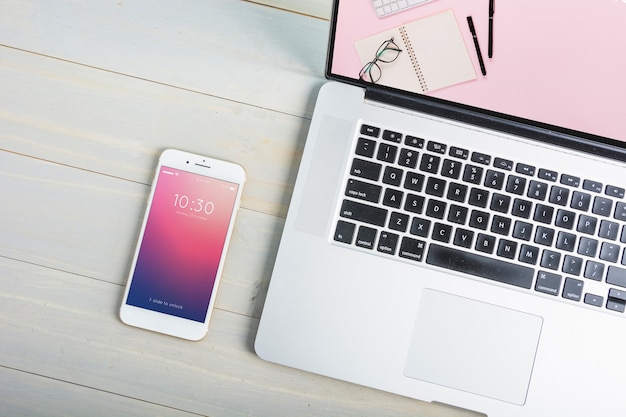 Makieta laptopa obok smartphone