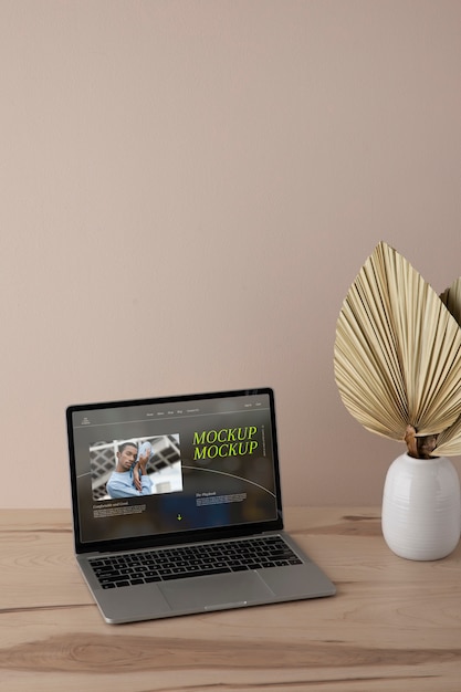 PSD makieta laptopa ze sceną z drewnianymi meblami