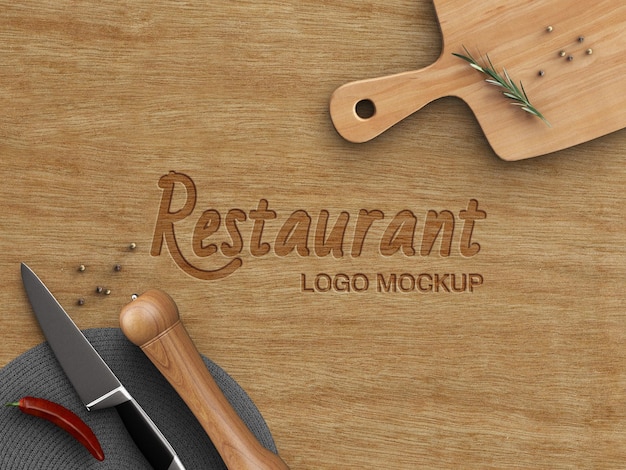 Makieta Logo Restauracji Koncepcja Gotowania Wyrzeźbiona Na Drewnianym Stole Z Izolowanym Widokiem Z Góry Na Naczynia Kuchenne