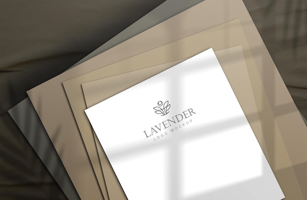 makieta logo wytłoczona na białym papierze do prezentacji marki Na brązowym papierze z cieniami