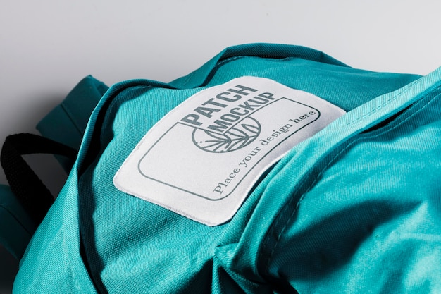 PSD makieta naszywki z tkaniny na niebieskim plecaku