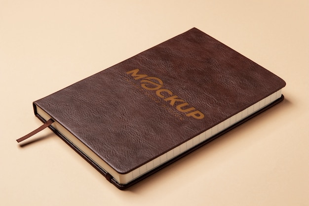 Makieta skórzanego notebooka pod dużym kątem