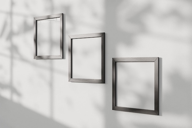 Makieta trzech kwadratowych ramek na białej ścianie z nakładką cienia okna