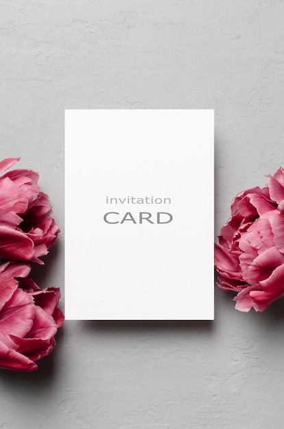 Makieta zaproszenia lub karty z pozdrowieniami z różowymi kwiatami tulipanów