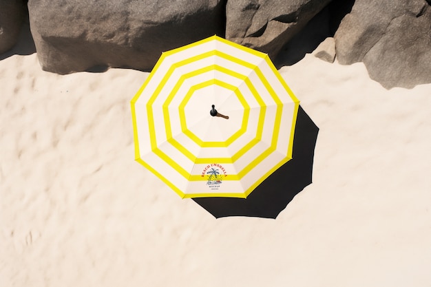 PSD makietka parasola plażowego przy morzu
