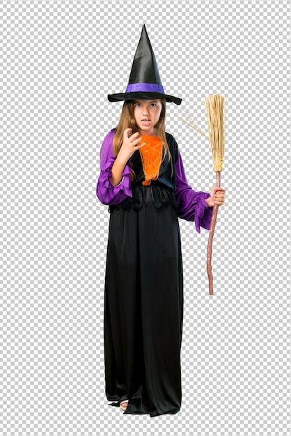 Mała dziewczynka ubrana jak czarownica na święta halloween zirytowany zły w wściekły gest