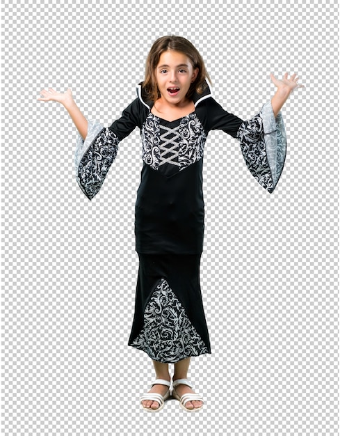 PSD mała dziewczynka ubrana jak wampir na święta halloween z niespodzianką i zszokowany wyraz twarzy
