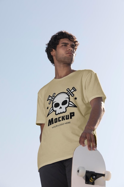 PSD モックアップtシャツと男性のスケートボーダー