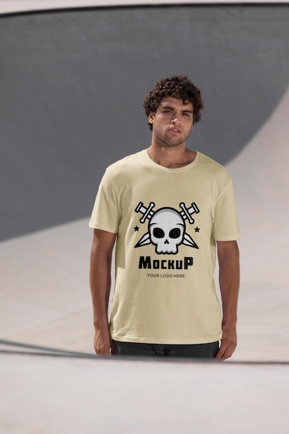 PSD skateboarder maschio con t-shirt mock-up