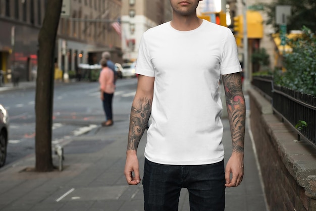 男性のTシャツのモックアップ