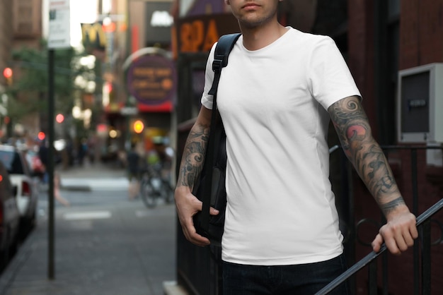 男性のTシャツのモックアップ