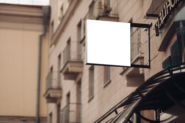 Mały Billboard, Makieta Na Budynku W Centrum Miasta Z Reklamą W Kawiarni