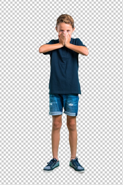 Mały chłopiec śmieje się