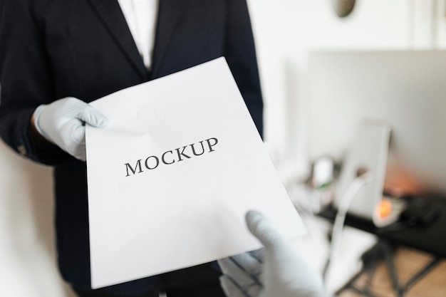 Man die een papiermodel ontvangt