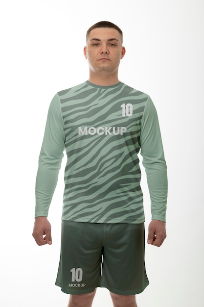 Uomo vestito con un kit da calcio