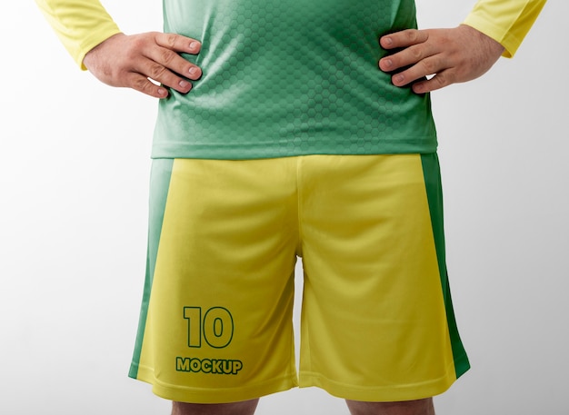 Uomo vestito con un kit da calcio